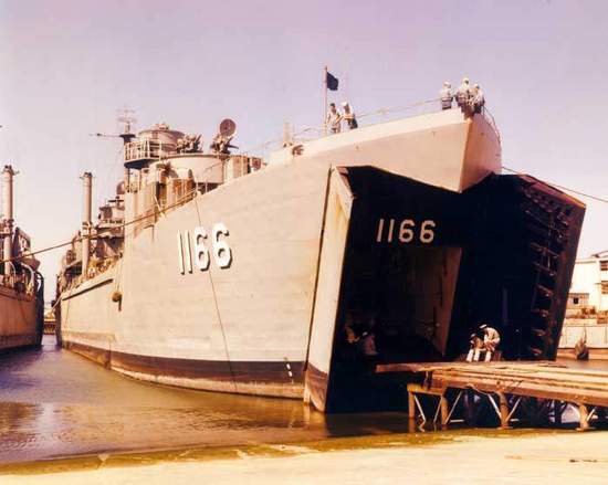 LST-1166_at_Naha_Okinawa_1962.JPG