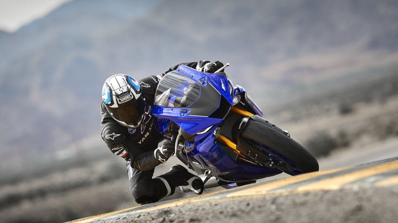 2018-Yamaha-YZF600R6-EU-Yamaha_Blue-Action-002-03.jpg